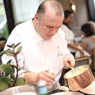 Chef-David-Senia-at-work-french-gourmet-singapore-so-chic